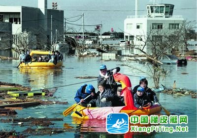 日本宫城县名取市,人们乘坐橡皮艇撤离