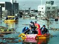 日本宫城县名取市，人们乘坐橡皮艇撤离