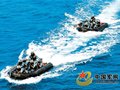 南海舰队部队乘坐橡皮艇实施海上突击