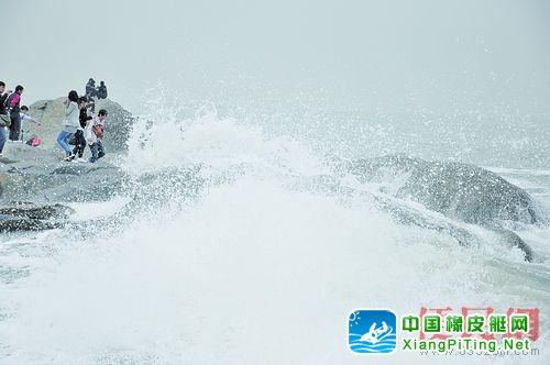 海浪翻滚,通向岸边的路被海水淹没。 杨广科 摄